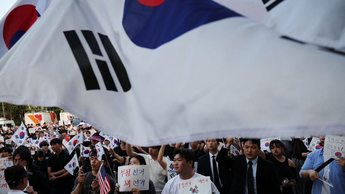 South Korea's President Lee Calls for Calm as Election Protests Escalate Over Ballot Shortages