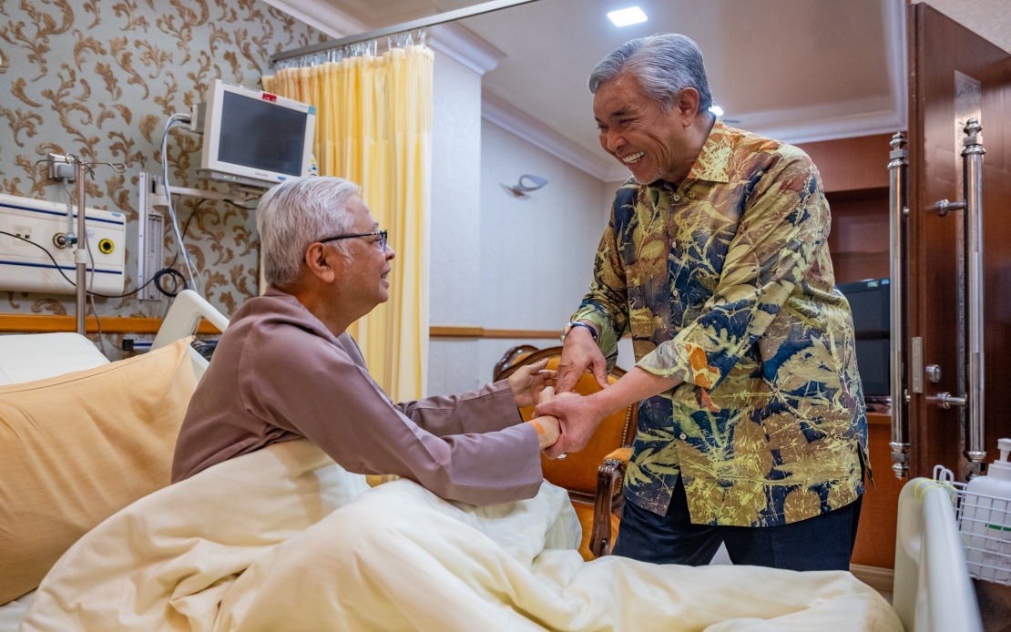 Ahmad Zahid Visits Recovering Former PM Ismail Sabri at National Heart Institute