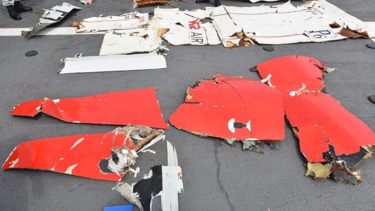 Pakistani Navy Recovers Boeing 737 Wreckage in Arabian Sea; Five-Member Crew Still Missing