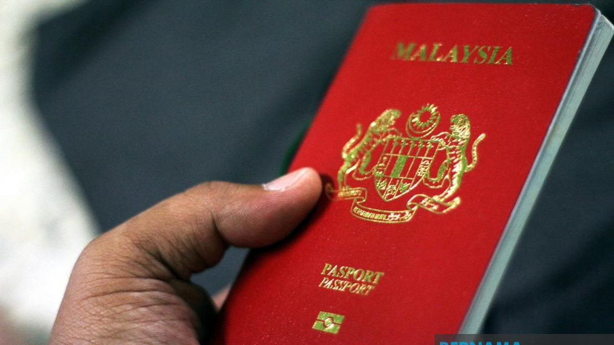 Malaysia Unveils New Passport With 94 Security Features at Parliamentary Launch