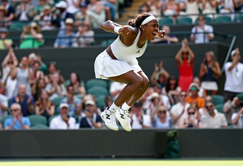 Gauff battles past Sierra in thrilling Wimbledon tiebreak to advance