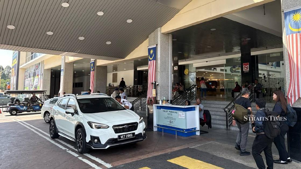 Former PM Ismail Sabri's Legal Team Convenes at IJN amid Health Treatment