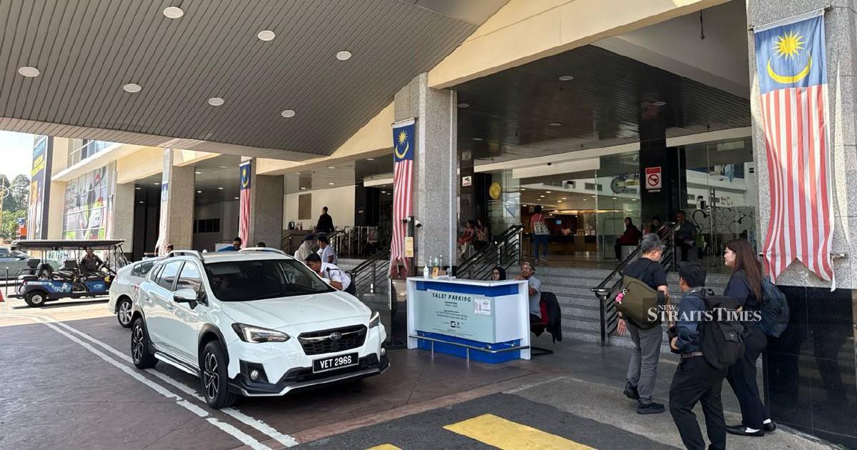 Former PM Ismail Sabri's Legal Team Convenes at IJN amid Health Treatment