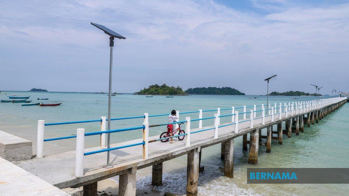 Pulau Tinggi Residents Urge Swift Action on Crumbling Jetty and Fishermen's Housing Before Johor Election