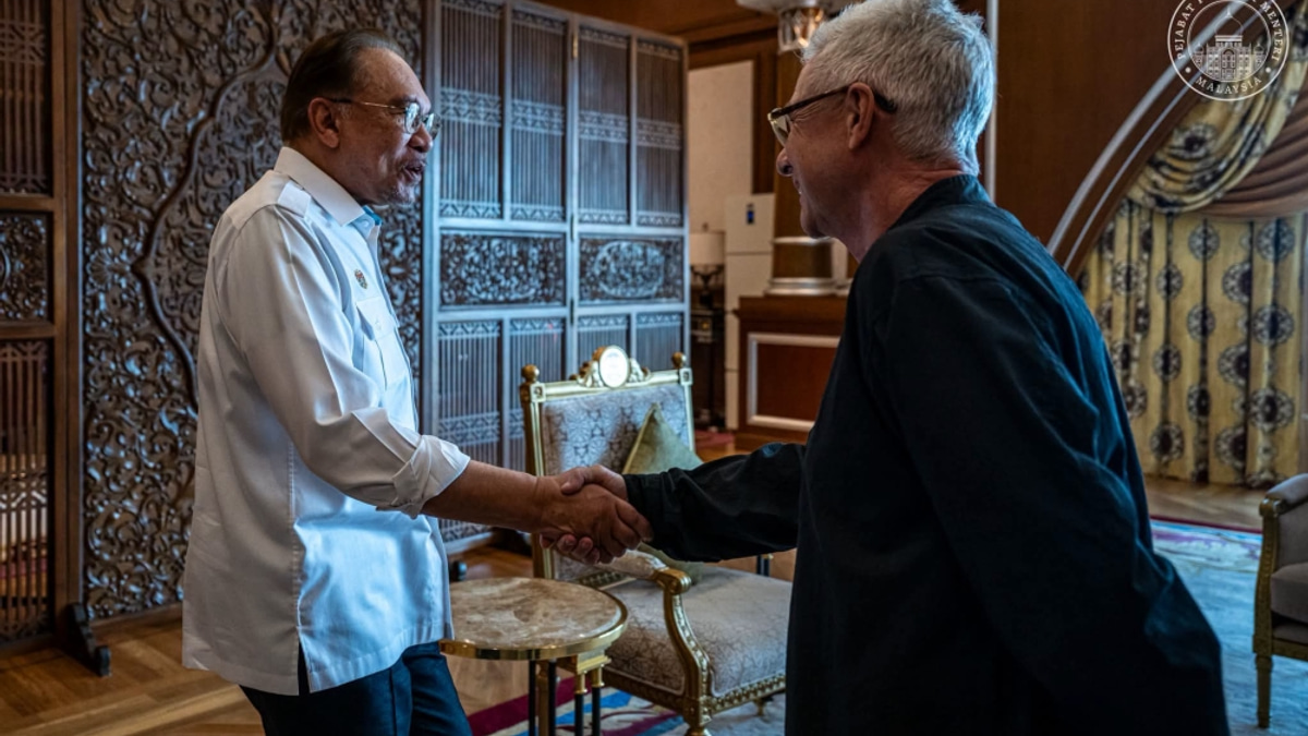 Anwar Ibrahim meets Singapore Grand Prix chief to advance Malaysia's Formula 1 comeback plans