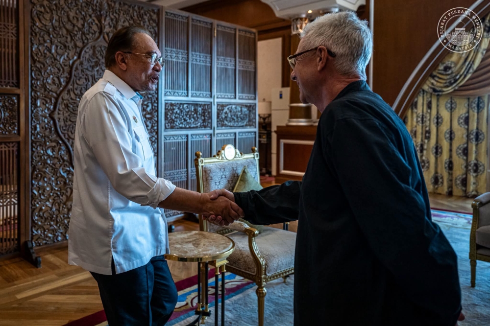 Anwar Ibrahim meets Singapore Grand Prix chief to advance Malaysia's Formula 1 comeback plans