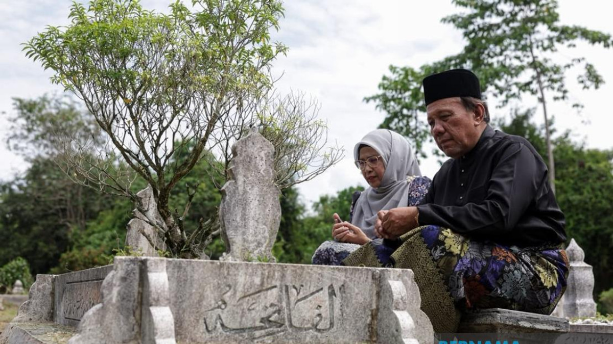 Newly Sworn N.Sembilan MB Pays Respects at Parents' Graves