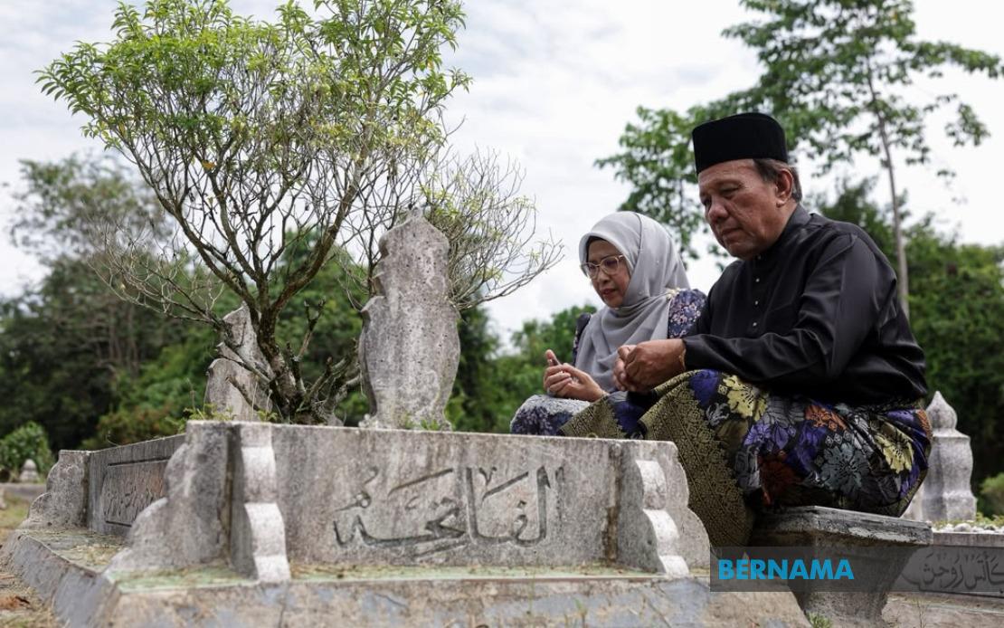 Newly Sworn N.Sembilan MB Pays Respects at Parents' Graves