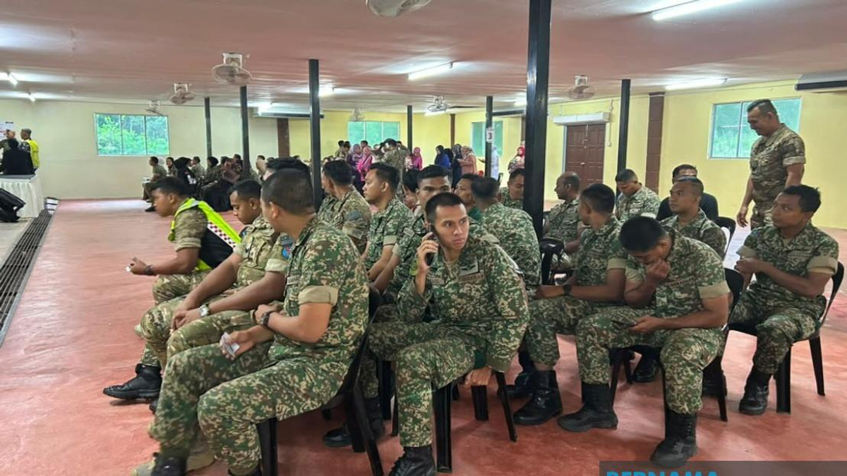 Saifuddin, Khaled Call on Early Voters in Johor Poll to Uphold Democratic Duty