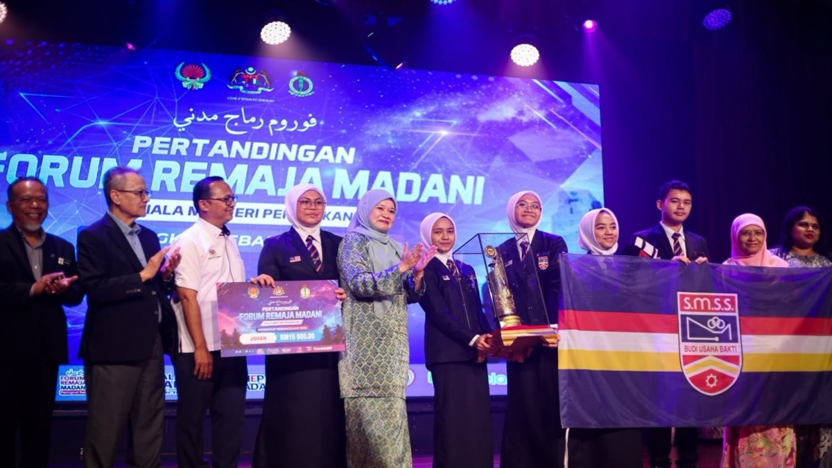 Education Minister Fadhlina Calls for Youth to Voice Views, Think Critically and Respect Differences