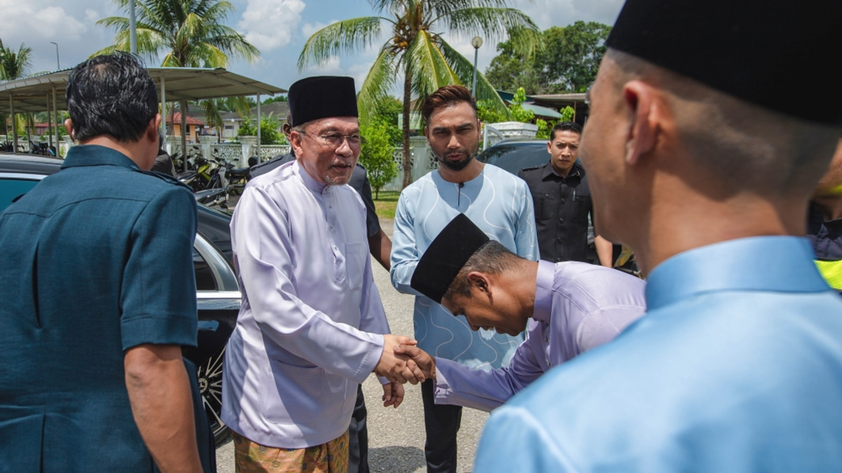 Anwar Acknowledges Widespread Economic Hardship Despite Strong GDP Growth in Second Quarter