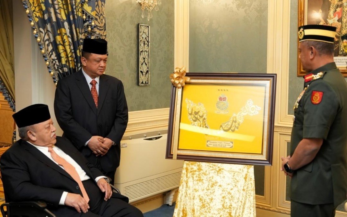 Raja of Perlis Receives Army Chief in State Ceremony