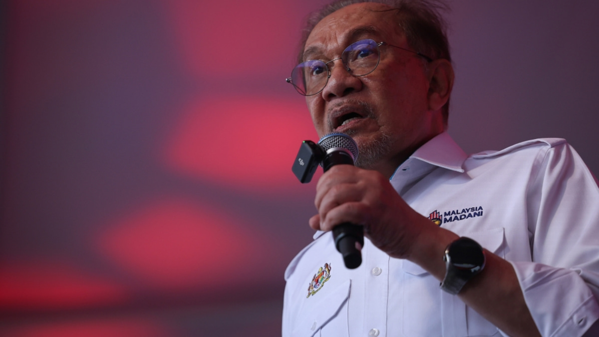 Anwar Commits to Legal Action Against Tabung Haji Wrongdoers as Inquiry Report Delivered