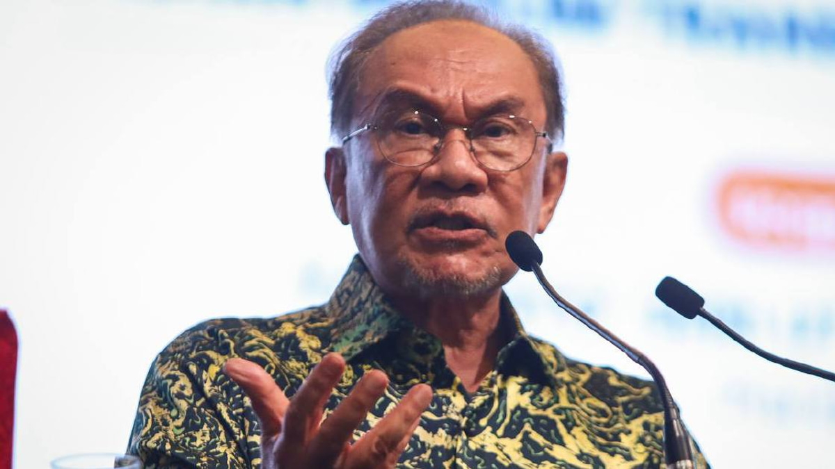 Anwar Rejects Sanusi's 'Tanah Melayu' Remarks, Calls for Inclusive Malaysia