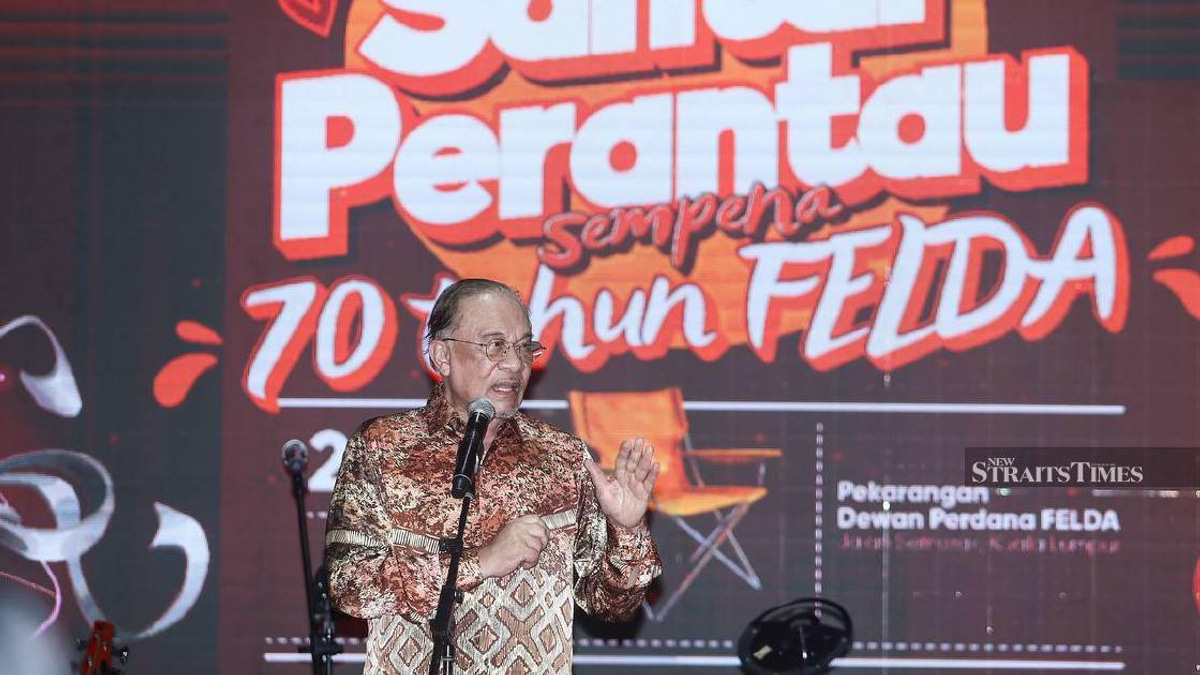 Anwar demands swift rollout of seven Felda settler initiatives with monthly accountability