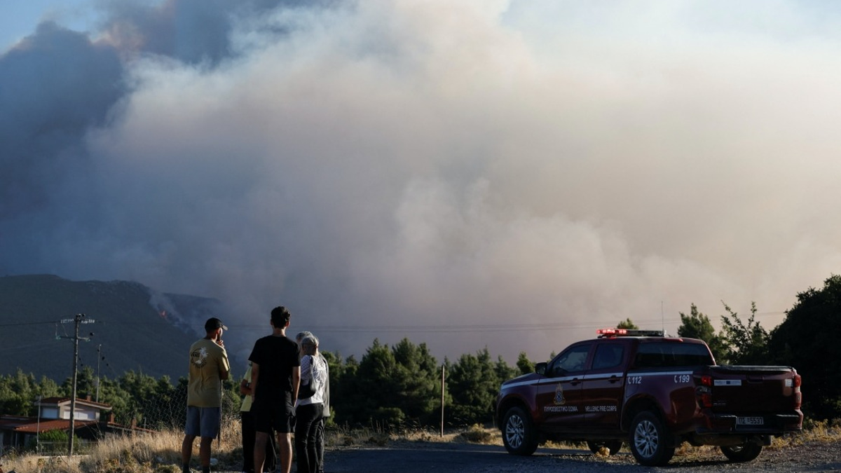 Greece Mobilises Hundreds to Combat Massive Wildfire Threatening Athens Suburbs