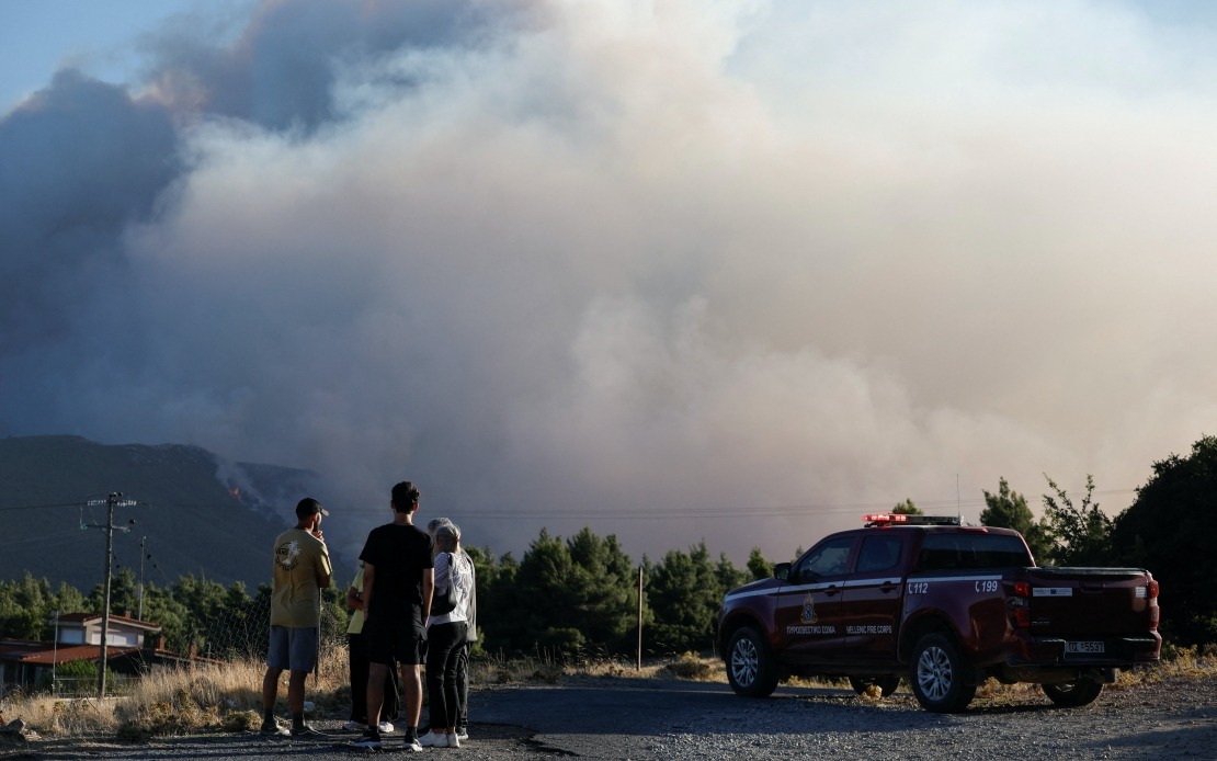 Greece Mobilises Hundreds to Combat Massive Wildfire Threatening Athens Suburbs