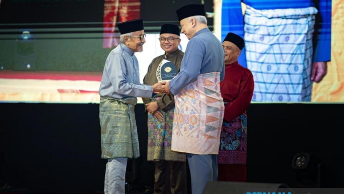 Veteran Actor-Director Rahim Razali Honoured as Perak Media Icon