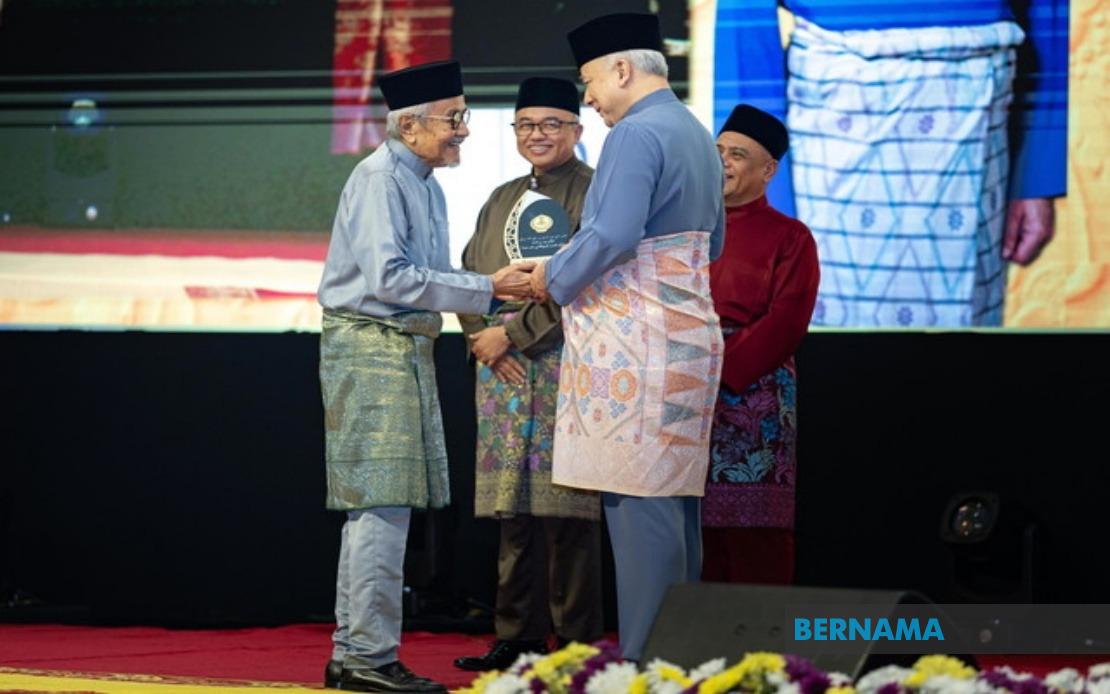 Veteran Actor-Director Rahim Razali Honoured as Perak Media Icon