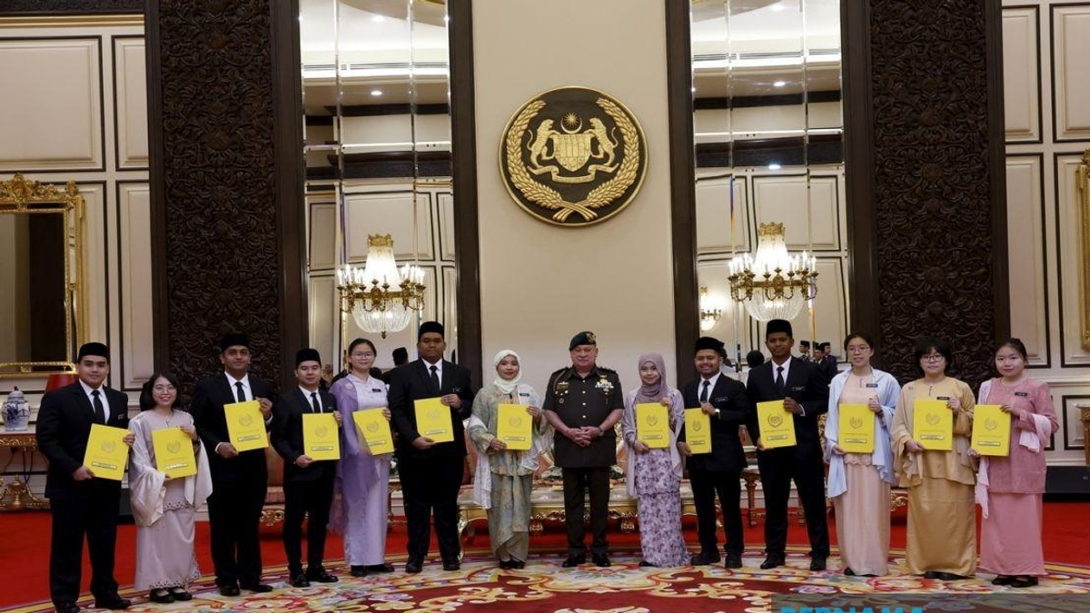King Presents 2026 Yang di-Pertuan Agong Scholarships to 14 High-Achieving Recipients