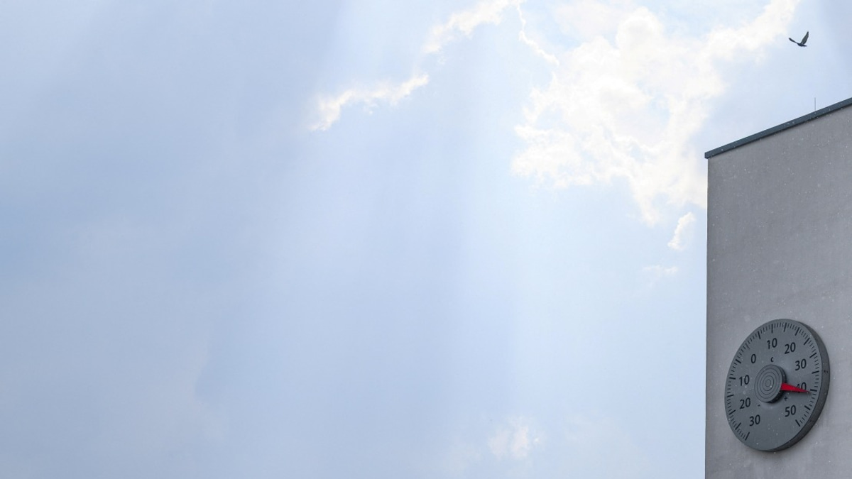 US Heat Wave Claims 25 Lives as East Coast Braces for Severe Storms and Flooding