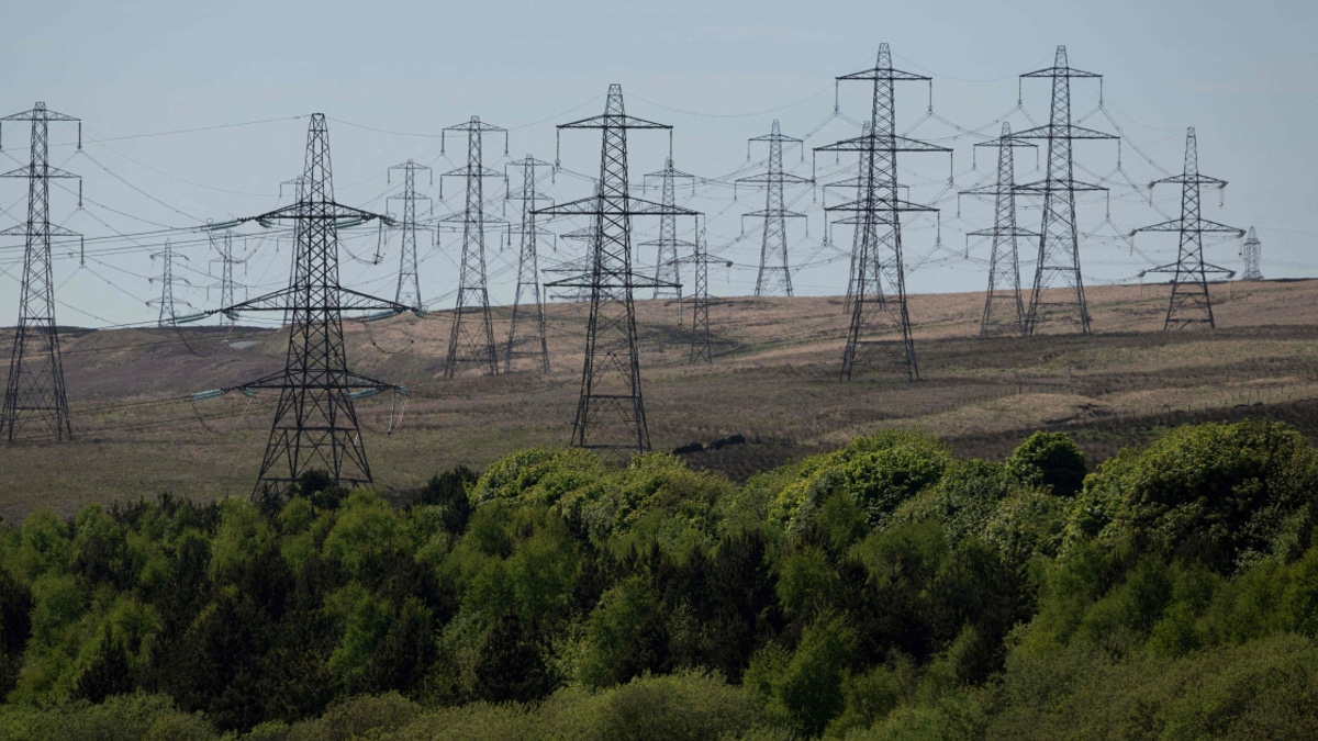 UK's New Prime Minister Burnham Pledges Electricity Tax Cuts to Tackle Living Costs