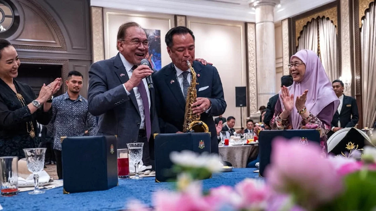 Anwar and Anutin share musical moment, performing 'My Way' at bilateral luncheon