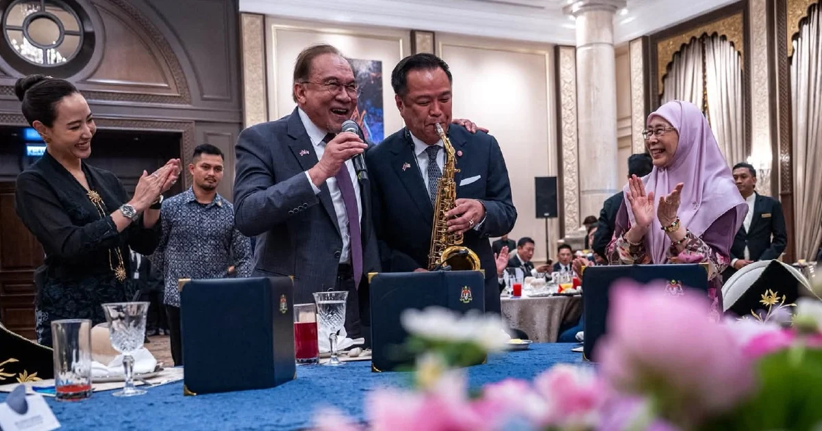 Anwar and Anutin share musical moment, performing 'My Way' at bilateral luncheon