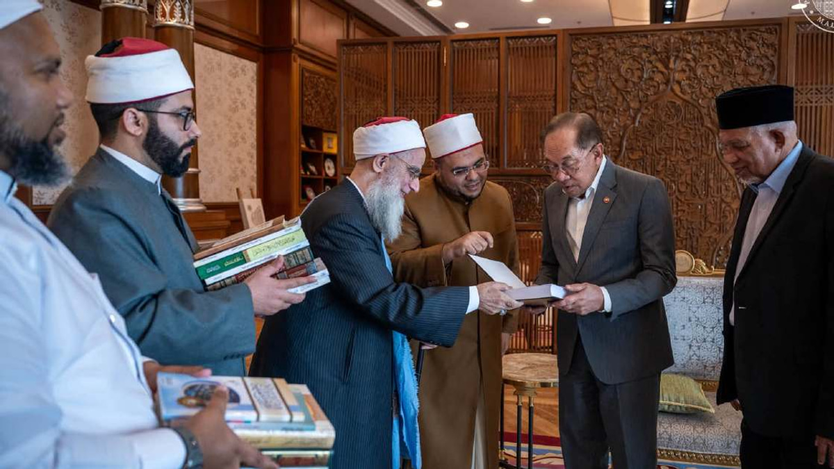 Anwar Receives Prominent Egyptian Islamic Scholar in Putrajaya