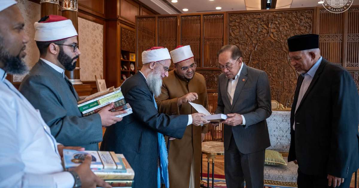 Anwar Receives Prominent Egyptian Islamic Scholar in Putrajaya