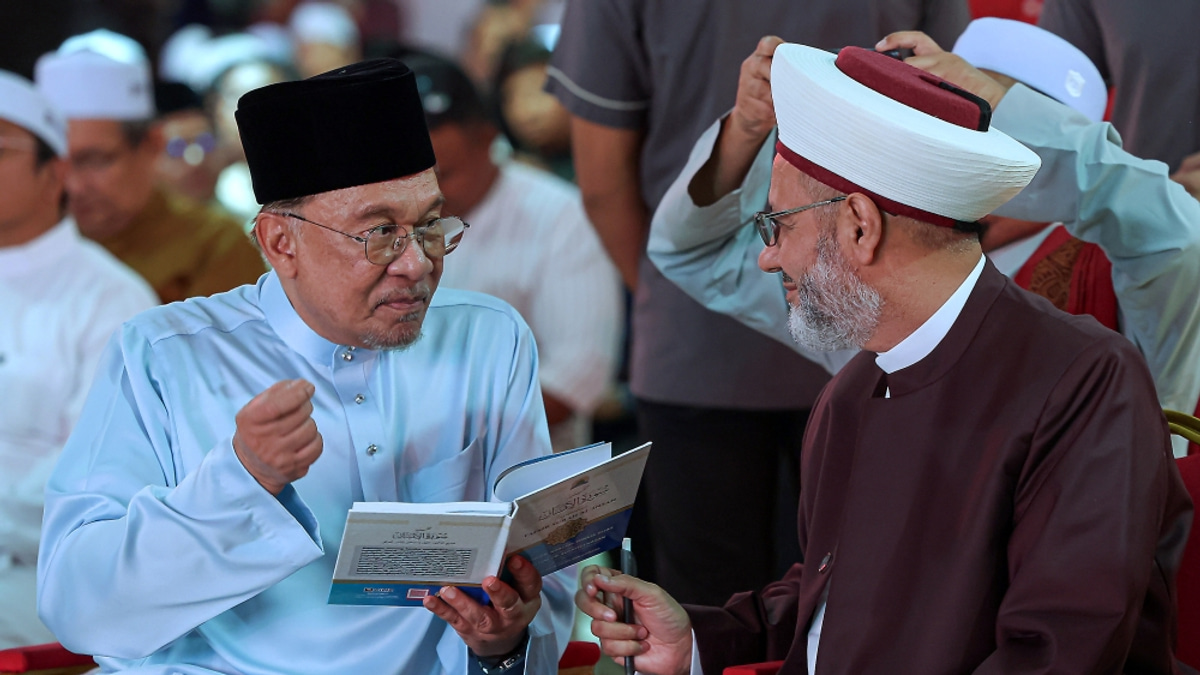Anwar Ibrahim Praises Al-Azhar Grand Imam as Global Voice for Moderation
