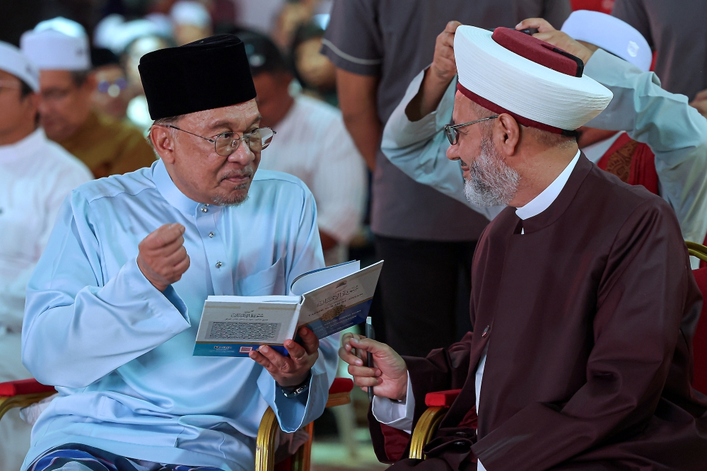 Anwar Ibrahim Praises Al-Azhar Grand Imam as Global Voice for Moderation