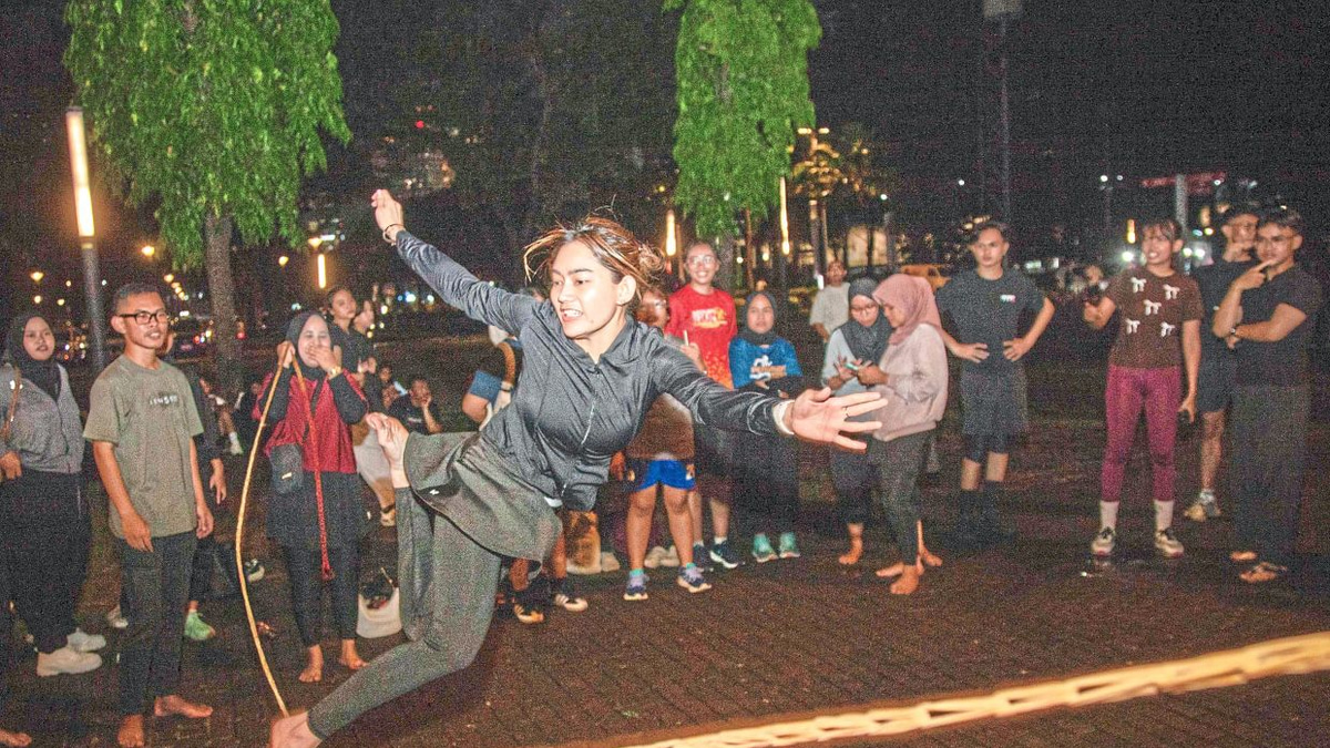 Indonesian Workers Find Stress Relief in Childhood Games