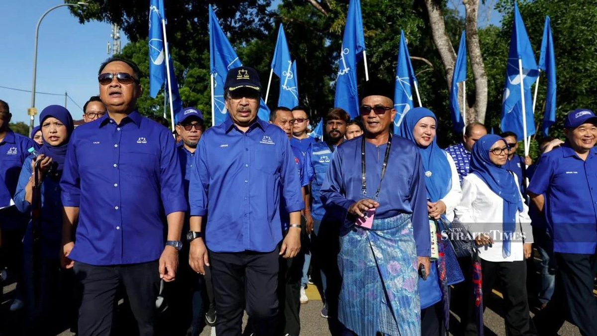 Senior Umno leader Johari mobilises Barisan support in Johor's Tiram contest