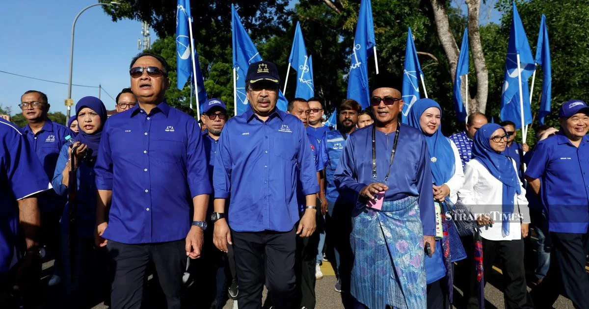 Senior Umno leader Johari mobilises Barisan support in Johor's Tiram contest