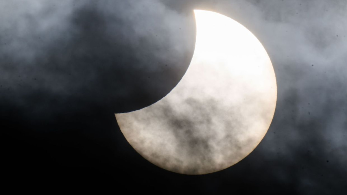 Capturing the Cosmos: How to Photograph August's Twin Eclipses with Your Smartphone
