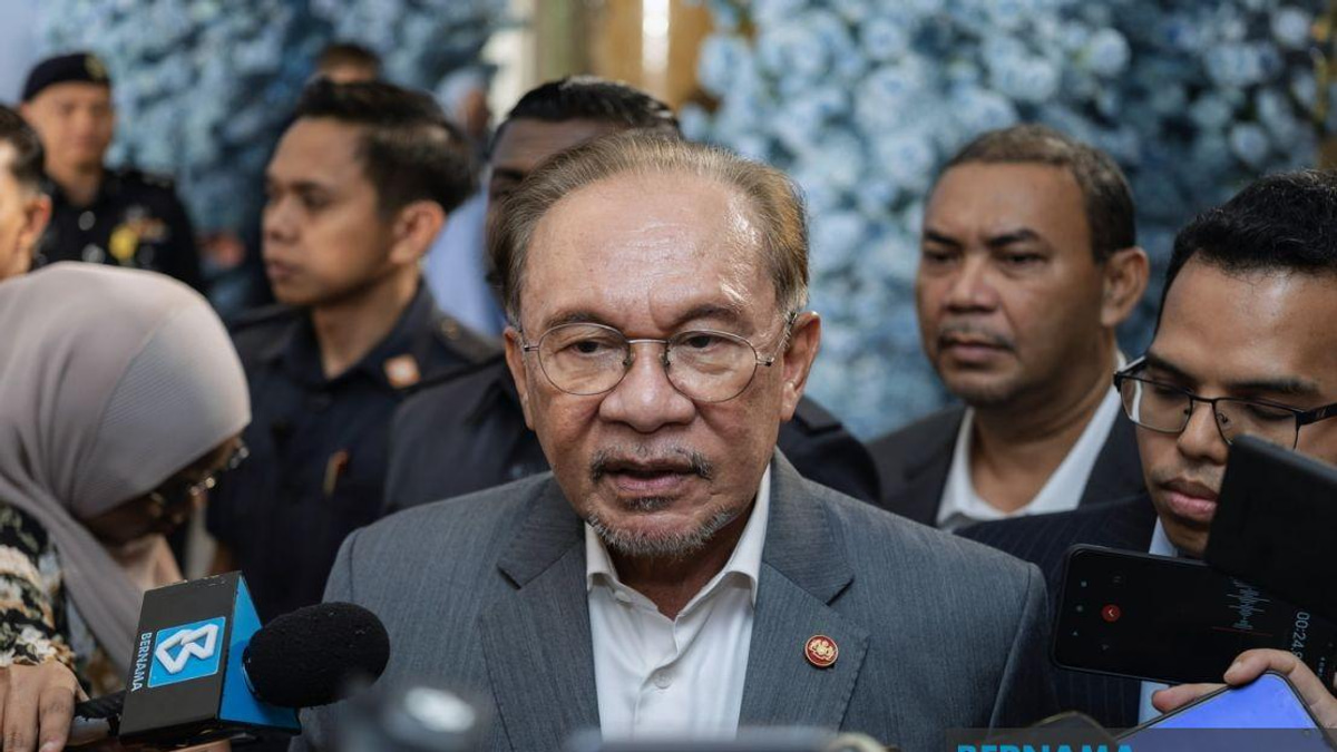 Anwar Awaits Briefing on Four Melaka DAP Assemblymen's Shock Exit from State Government