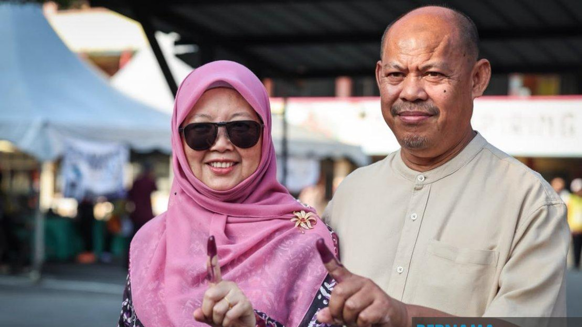 Johor's Party Chiefs Among First to Vote in State Election
