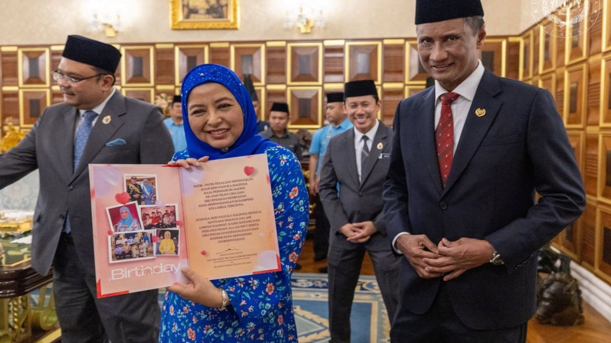Queen Raja Zarith Sofiah Receives Birthday Courtesy Call at Istana Bukit Serene