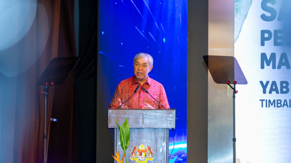 Zahid dismisses talk of opposition coalition meeting, pledges continued backing for unity government