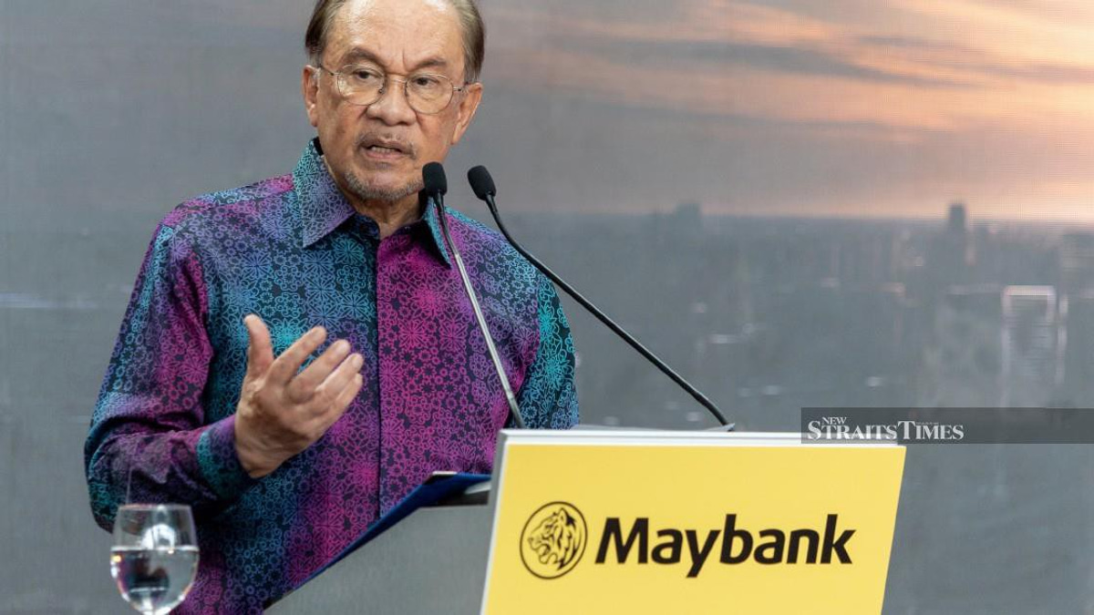 Anwar Commends Maybank's Rise as Regional Banking Powerhouse