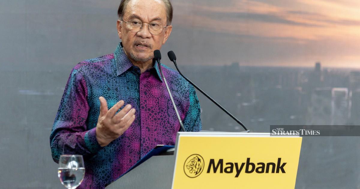 Anwar Commends Maybank's Rise as Regional Banking Powerhouse