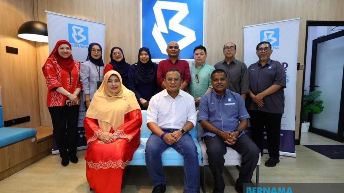 Selangor MB Tours Bernama's Negeri Sembilan Election Command Centre