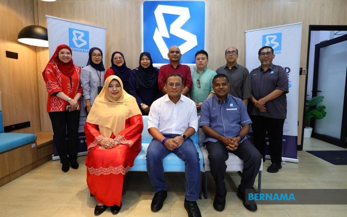 Selangor MB Tours Bernama's Negeri Sembilan Election Command Centre