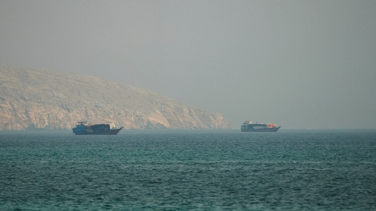 Oman Rejects Mandatory Strait of Hormuz Transit Fees, Proposes Voluntary Service Model