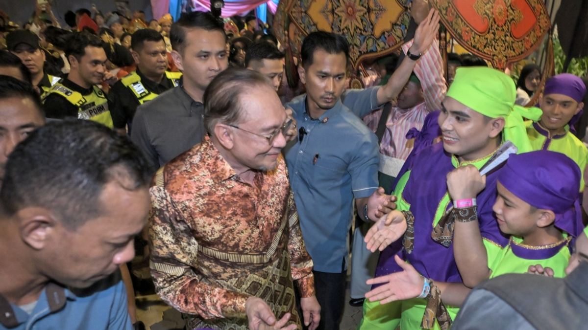 Anwar Pushes for Rapid Implementation of Felda Reform Package Amid Growing Settler Concerns