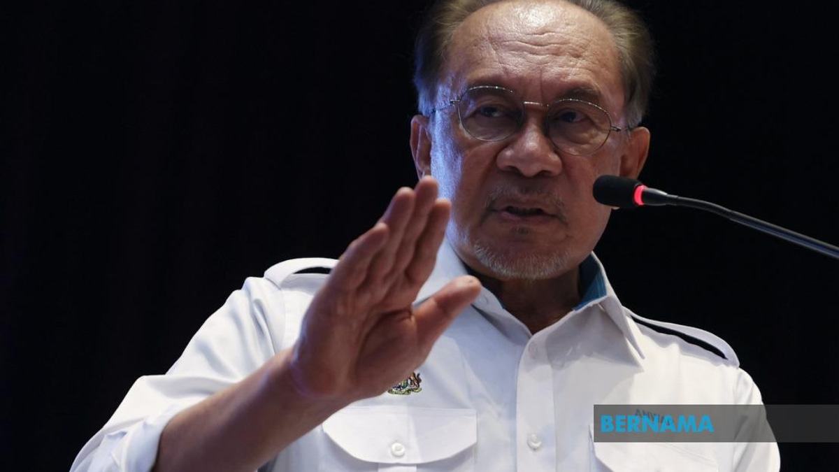 Anwar Warns Against Dragging Royal Institutions Into Political Contests