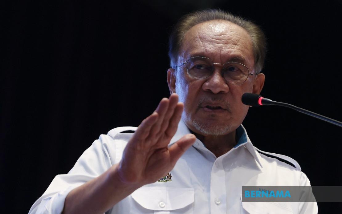 Anwar Warns Against Dragging Royal Institutions Into Political Contests