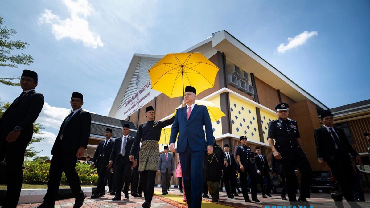 Sultan Nazrin Opens Manjung Municipal Council's New Merdeka Hall in Lumut
