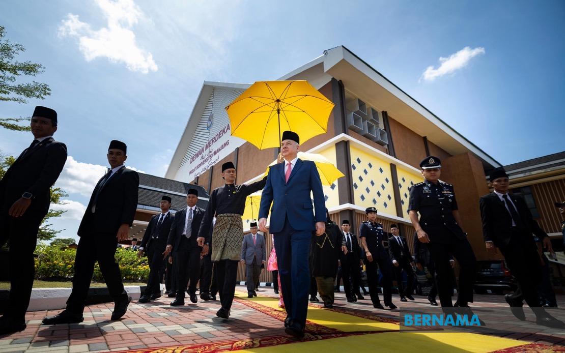 Sultan Nazrin Opens Manjung Municipal Council's New Merdeka Hall in Lumut